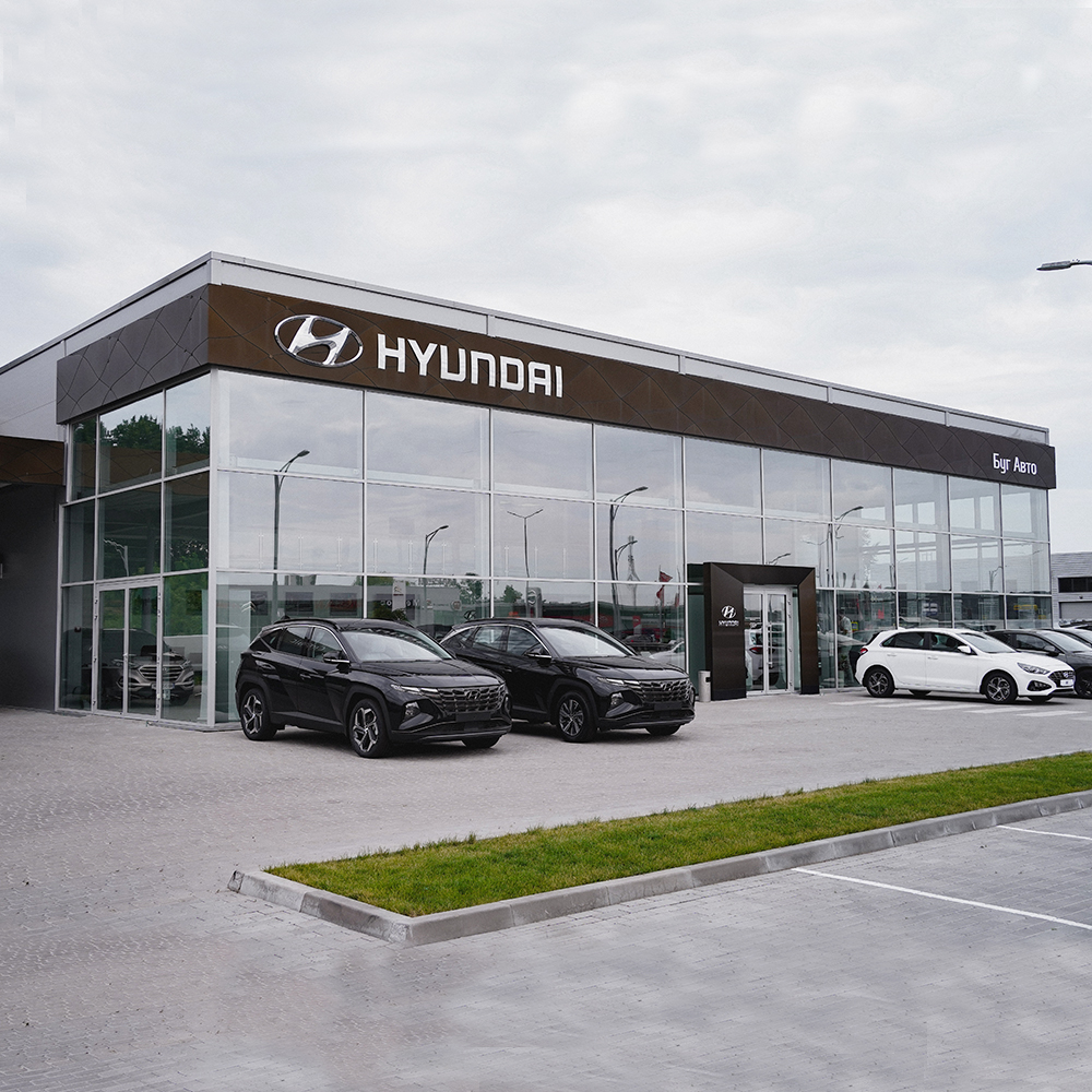 Фото остекления фасада автосалона Hyundai, выполненное компанией LUVIN
